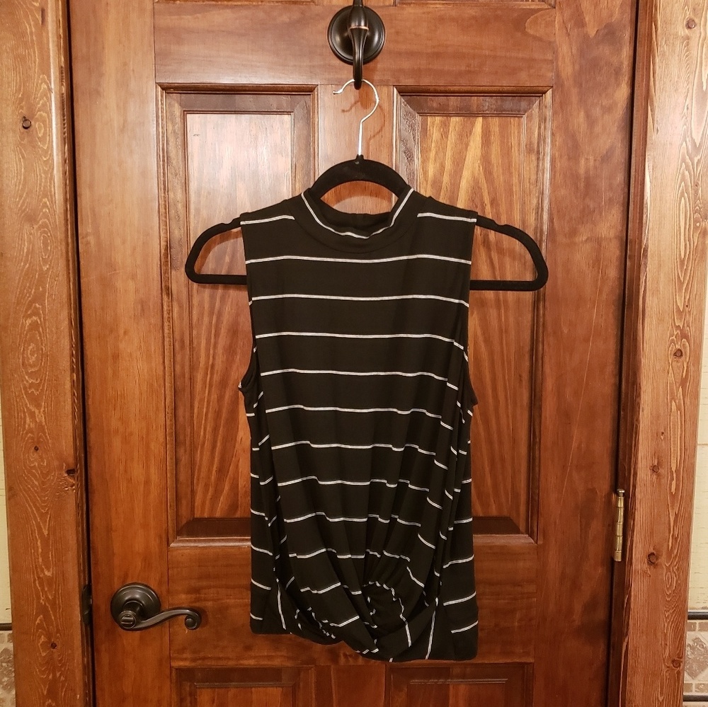 Amour Vert (medium) black sleeveless blouse